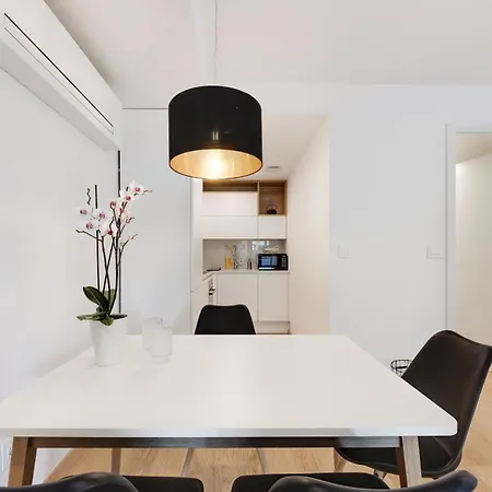 Modern 1 Bedroom In Center With Covered Parking *