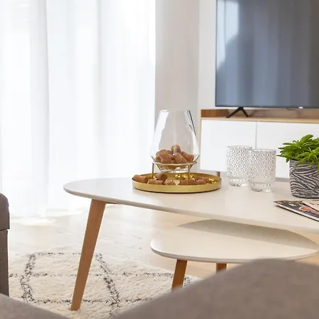 Modern 1 Bedroom In Center With Covered Parking *