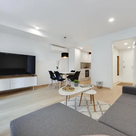 Modern 1 Bedroom In Center With Covered Parking Apartamento Liubliana