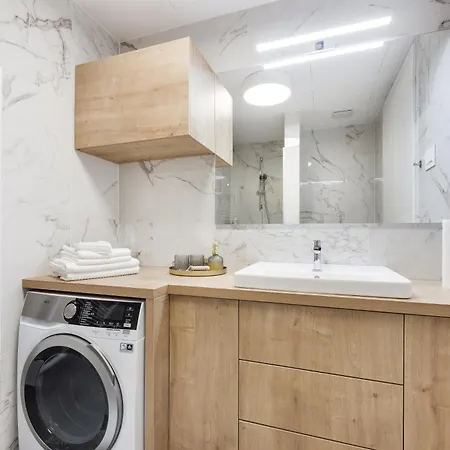 Modern 1 Bedroom In Center With Covered Parking * Liubliana