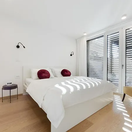 Modern 1 Bedroom In Center With Covered Parking Apartamento Liubliana